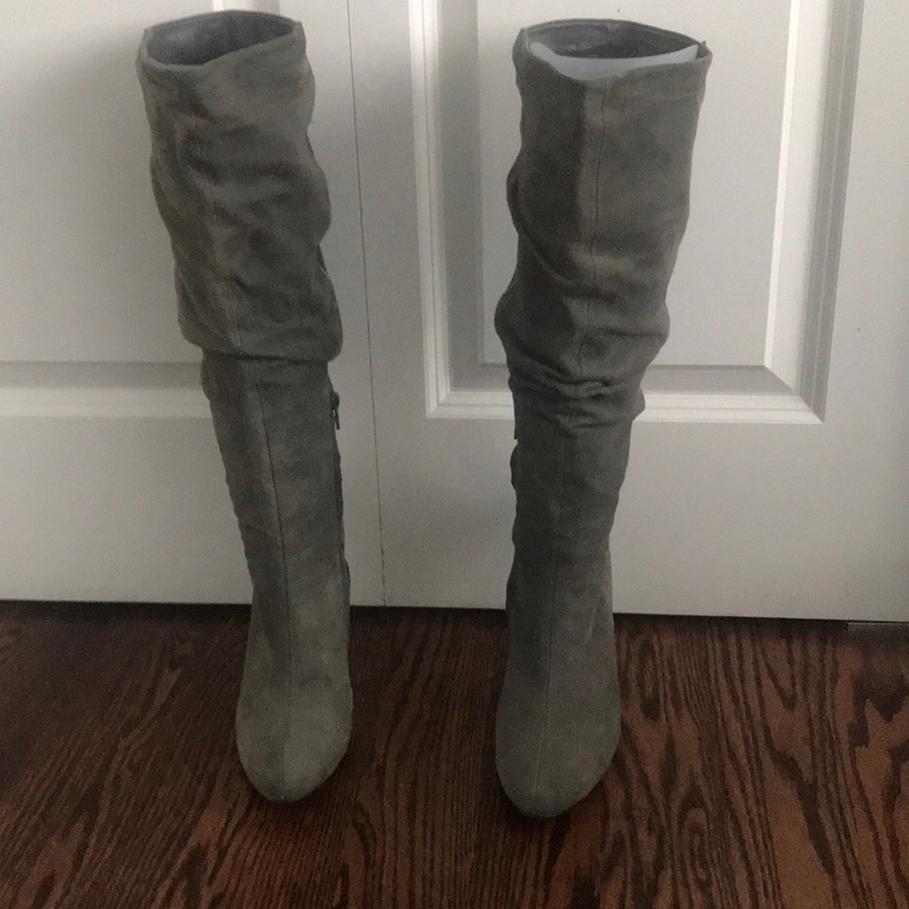 Pour La Victoire grey suede zip back boot.